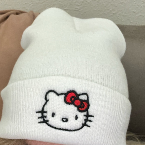 Hello Kitty White and red beanie - Picture 6 of 6